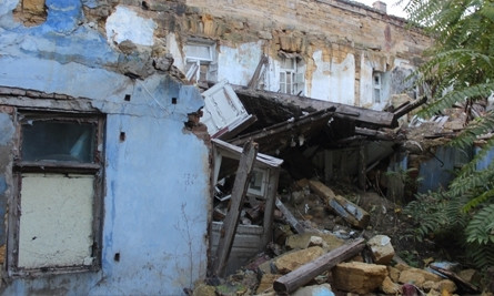 Снова обрушение: рухнул фронтон старинного дома