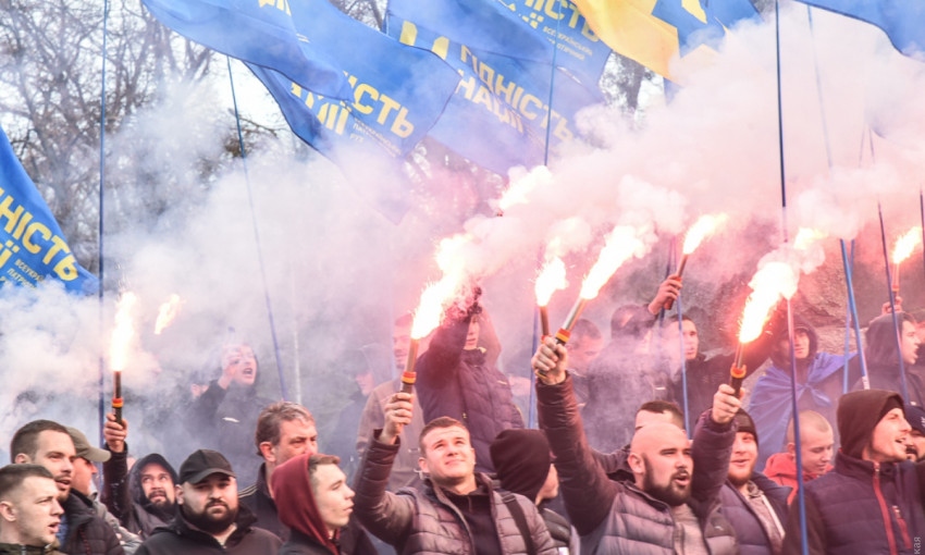 Одесситы прошли маршем по центру города с лозунгами «Украина без олигархов» 