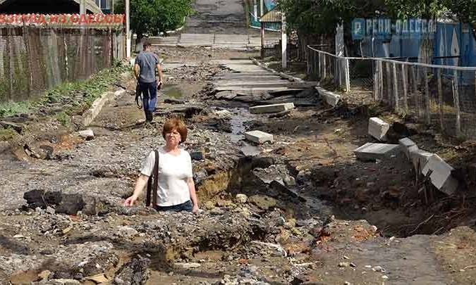 В Одесской области дождь смыл дорогу 