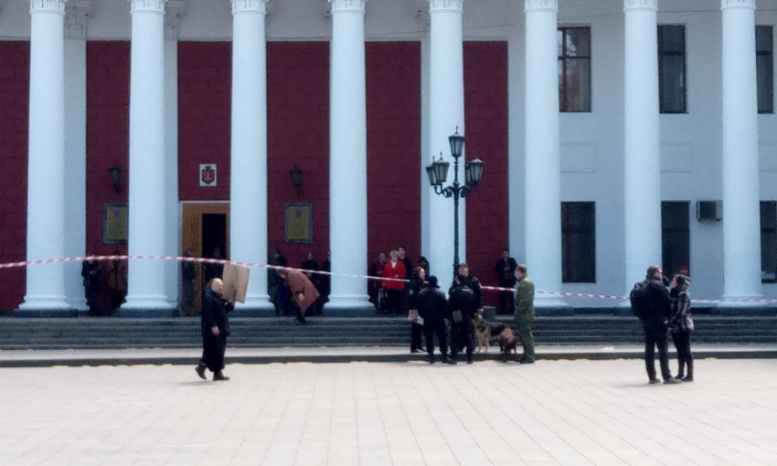 Одесские депутаты разрешили взрывотехникам обыскать здание мэрии