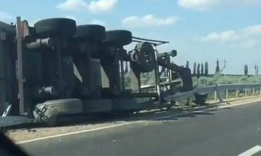 На трассе Одесса-Рени перевернулся грузовик (ВИДЕО)