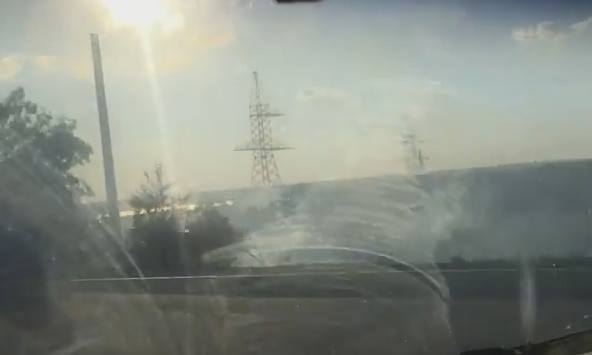 Видео: на Объездной дороге возле автозаправки горит мусор и сухая трава
