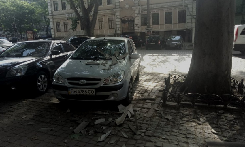 На Пушкинской упавший шифер повредил автомобиль (ФОТО)