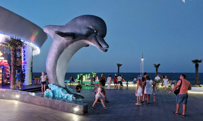Одесситы невзлюбили статую дельфина на Ланжероне