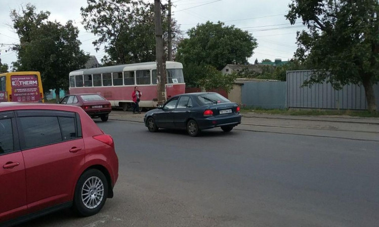 В Одессе падали деревья, останавливая трамваи