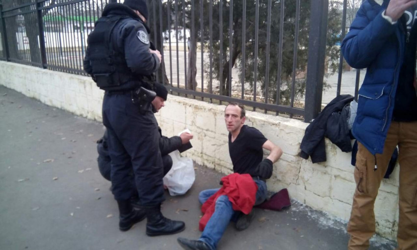 Одесситы работают за полицию: очевидцы собственноручно задержали грабителя-грузина