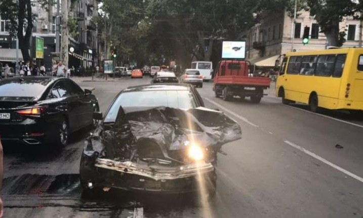 В Одессе водитель устроил массовое ДТП и сбил прохожего 
