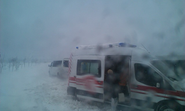 Карета «скорой помощи» с беременной застряла в снежном заносе