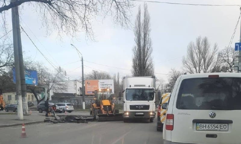 На одной из улиц Одессы движение затруднено из-за ремонта 