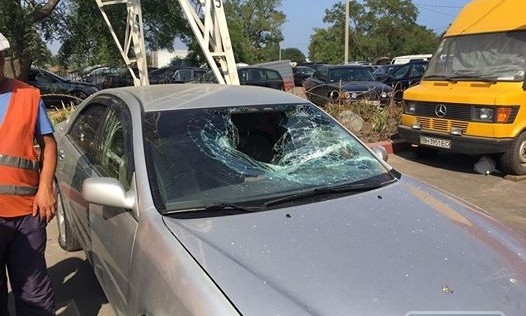 Патриоты разбили лобовое стекло авто сепаратиста (фото)
