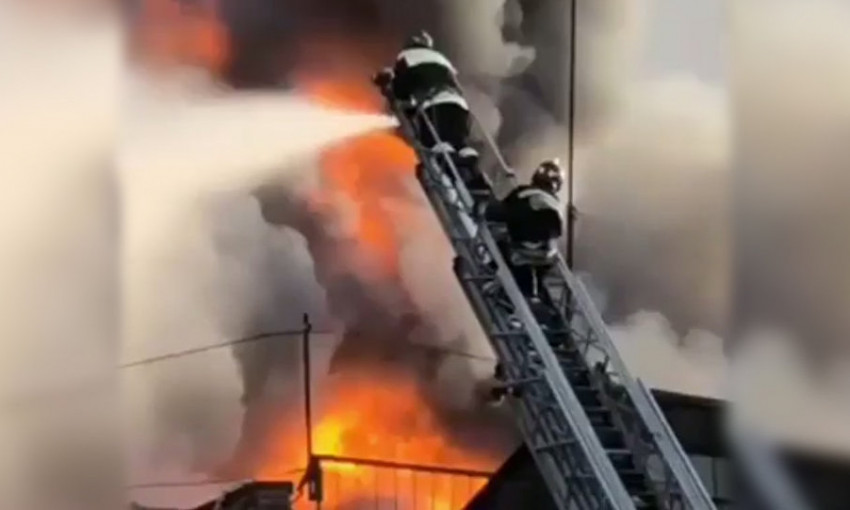В Радужном горит квартира многоэтажки: на месте работают спасатели