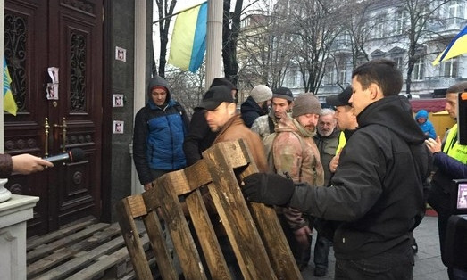 Одесские активисты попытались заблокировать вход в прокуратуру