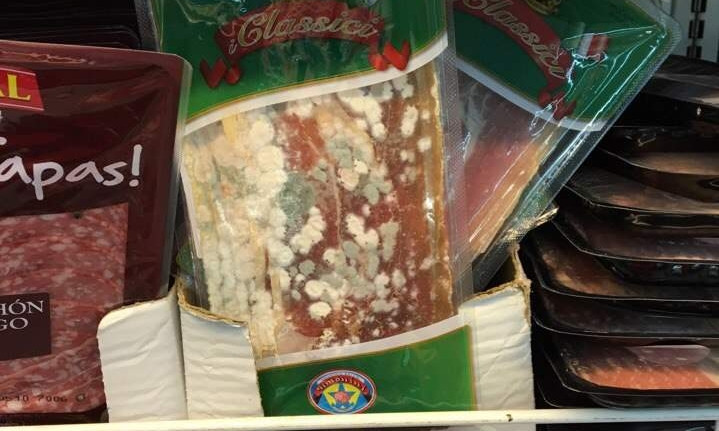 Одесский супермаркет хранит на своих прилавках импортное мясо с плесенью