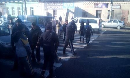 К сведению водителей: протест продолжается - перекрыты Николаевская дорога и Черноморского казачества