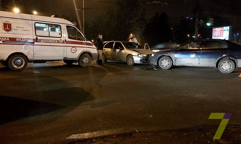 На углу проспектов Шевченко и Гагарина серьёзная авария, пострадала женщина