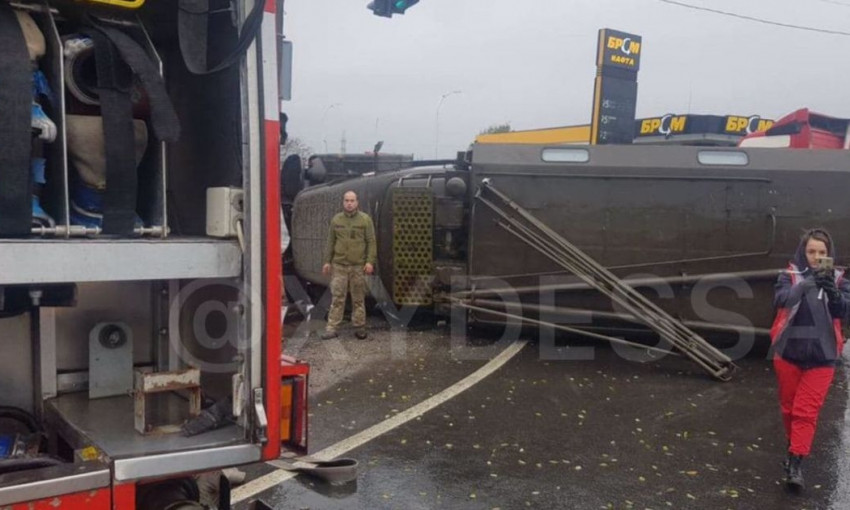 В Одесской области перевернулся военный грузовик 