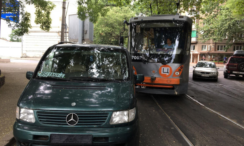 Одесса: из-за автохама трамваю пришлось изменить маршрут (ФОТО)