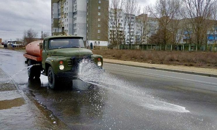 Одну из улиц Белгорода-Днестровского помыли поливочной машиной