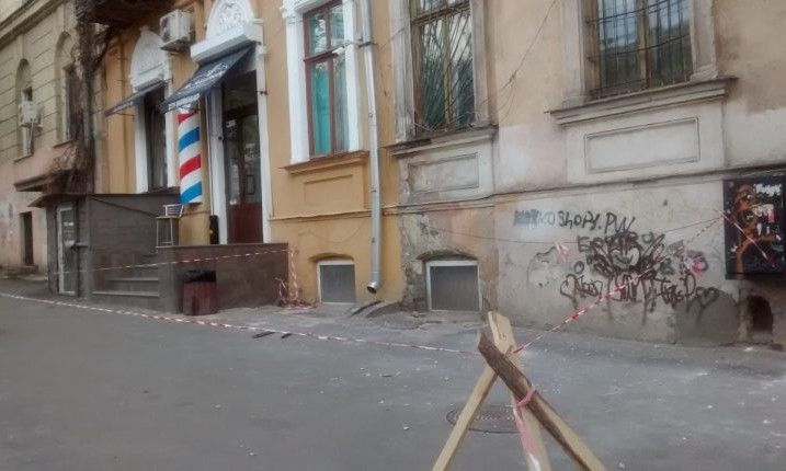 В центре города продолжают осыпаться фасады