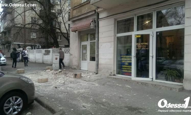 В центре Одессы с фасада дома обрушился карниз