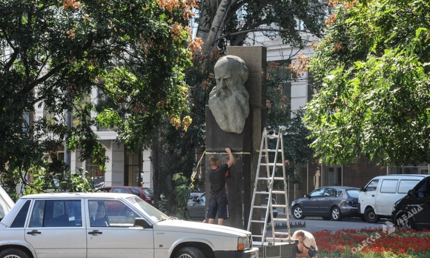 В Одессе облагораживают памятник Льву Толстому