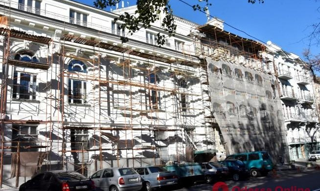 Фасад здания Украинского театра реставрируют (ФОТО)