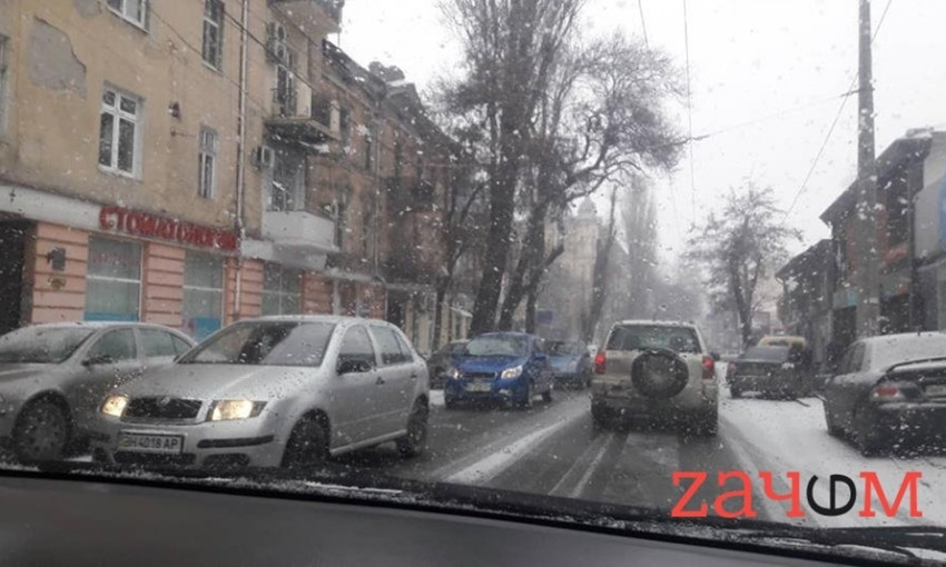 Ситуация на дорогах: из-за небольшого снегопада Одесса погрязла в пробках