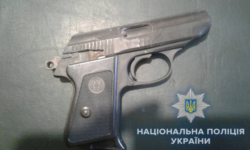 Одесские полицейские разоружают не только мужчин