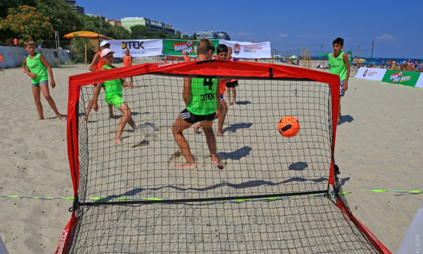 На одесском пляже прошел детский футбольный фестиваль