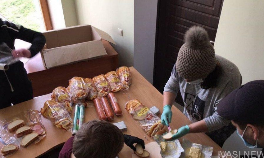 В Одессе раздают продукты бездомным