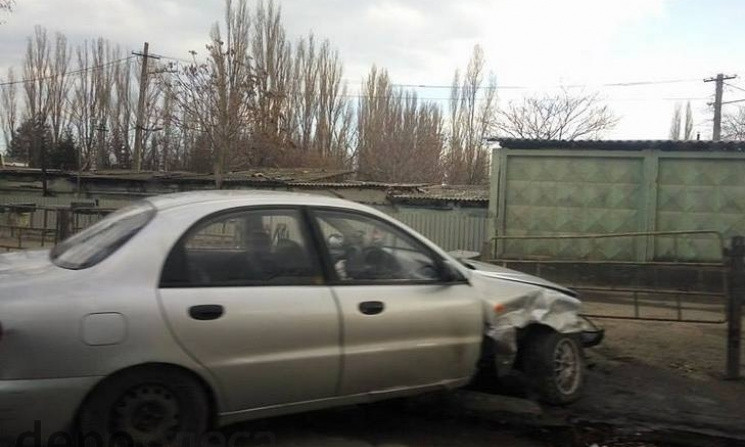 Авария возле Таировского кладбища, автомобиль врезался в ограждение
