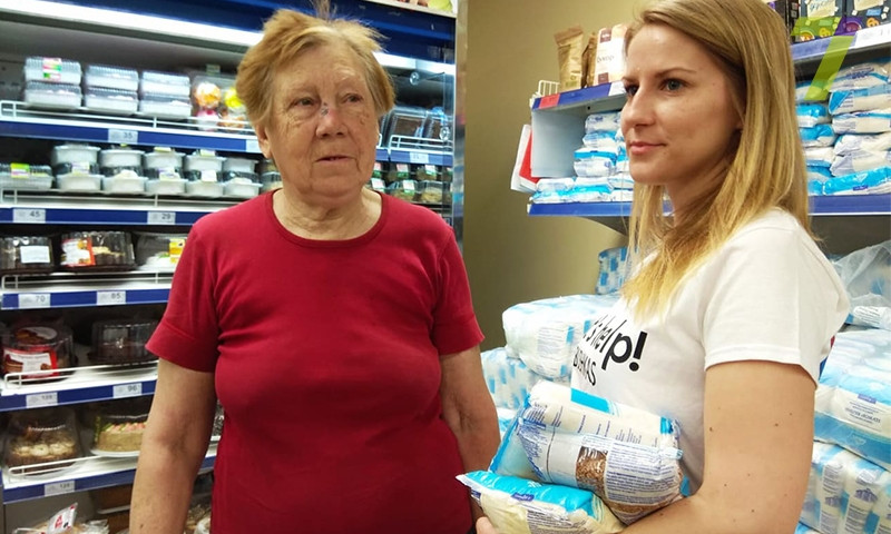 Одесские волонтёры помогают пенсионерам осуществить покупки