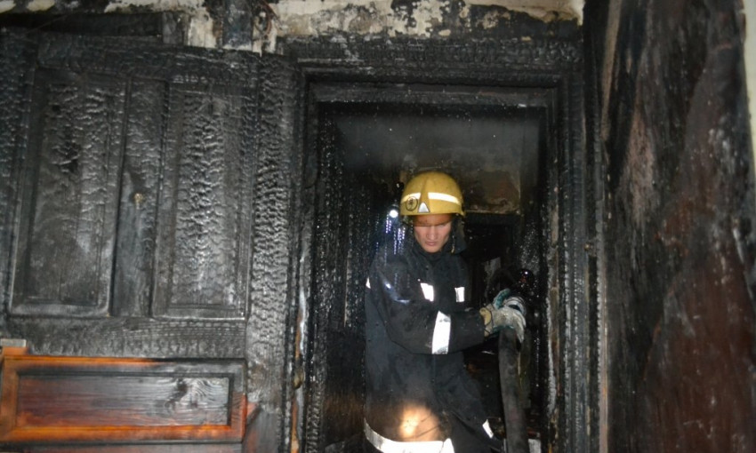 На Черёмушках ночью горела квартира: хозяйка получила ожоги