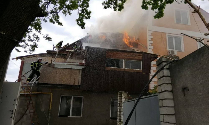 Одесские спасатели бегали по крышам, чтобы потушить пожар