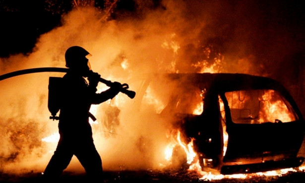 В Одессе возле автомойки горел автомобиль (ВИДЕО)