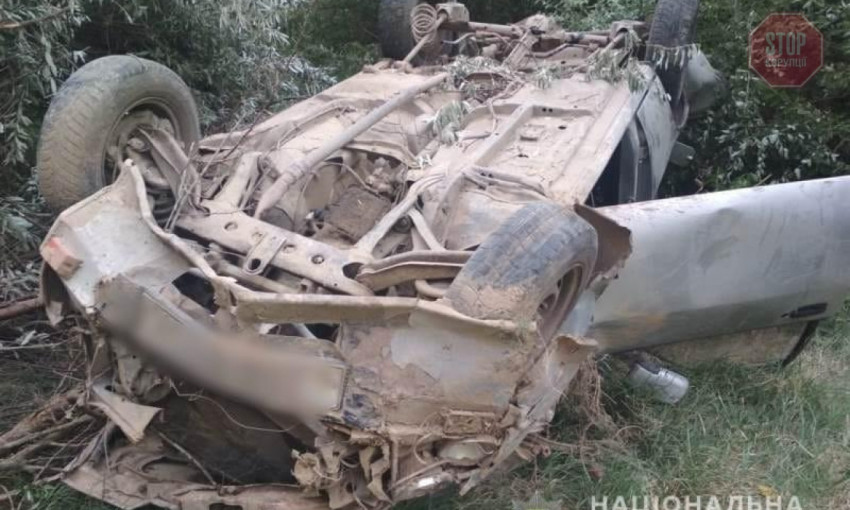 В Одесской области автомобиль упал в яр и разбился в хлам – пострадали люди 