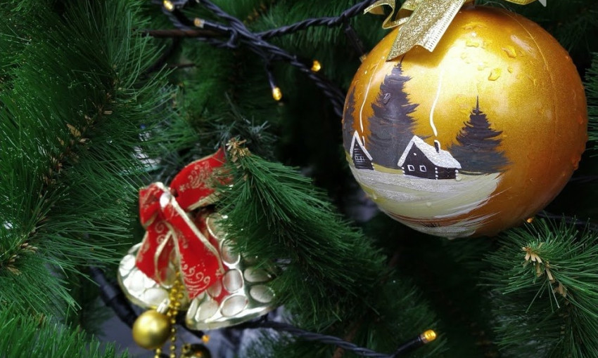 В Одессе поставили новогоднюю елку 