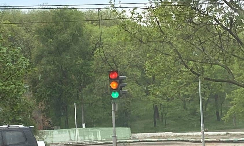 Осторожнее на дороге – в Одессе спятил светофор 