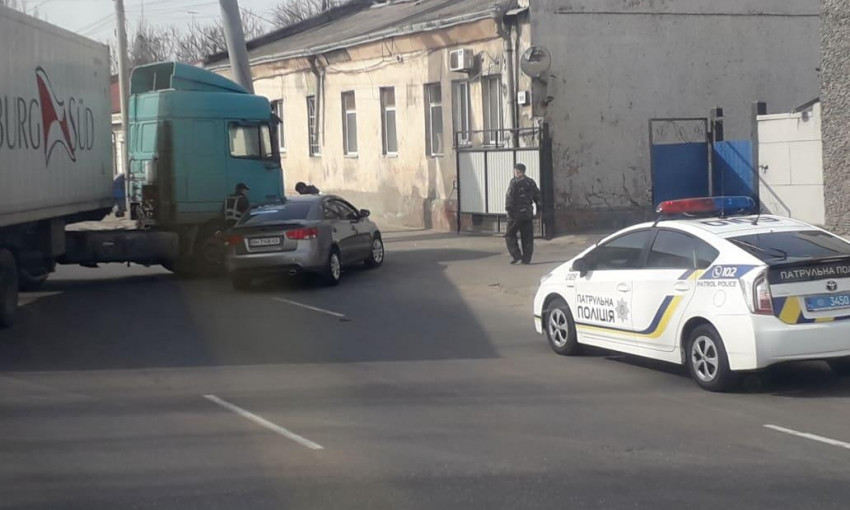 ДТП в Одессе: фура столкнулась с легковушкой