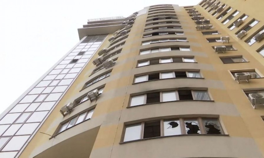 На улице Александра Невского с 10-го этажа выпала нагая женщина