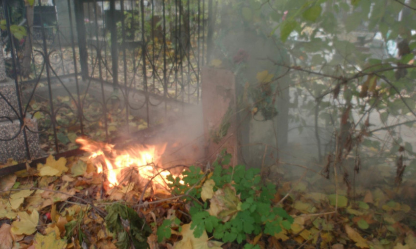 В Одессе работники кладбища устроили пожар