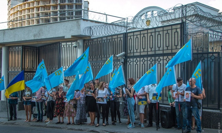 Одесситы пикетировали российское консульство в защиту Ахтема Чийгоза