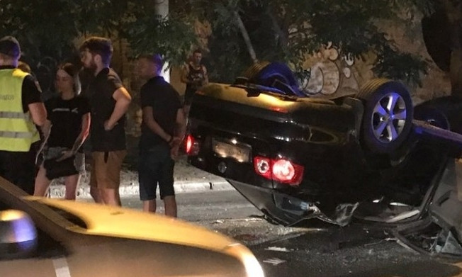 Жуткая авария на Приморской: одна машина перевернулась, водитель остался без руки