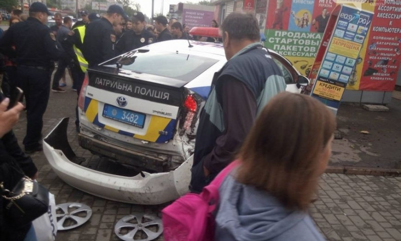 В Одессе патрульные протаранили автомобиль и влетели в магазин