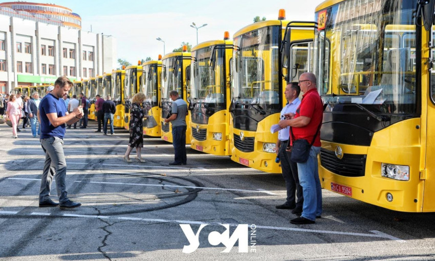 В Одессе громадам вручили новые школьные автобусы 