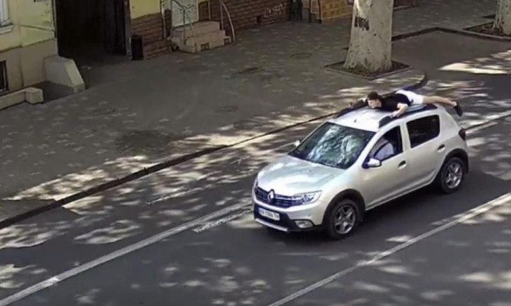Полиция нашла одессита, который катался на крыше автомобиля 