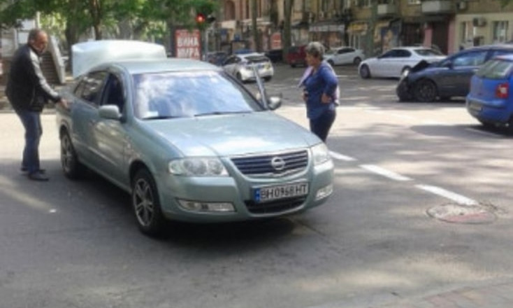 Иномарки на перекрёстке: утро в центре Одессы отметилось ДТП