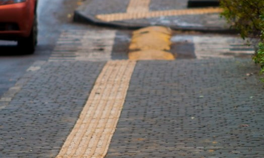 Зачем на тротуарах Одессы нужна желтая рельефная плитка?