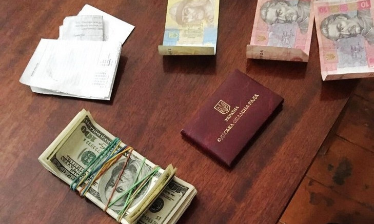 Главе сельсовета Одесской области дали взятку в размере $8000