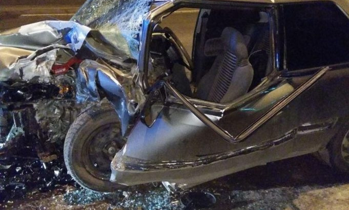 Жуткая авария: автомобиль на большой скорости врезался в столб, есть пострадавшие